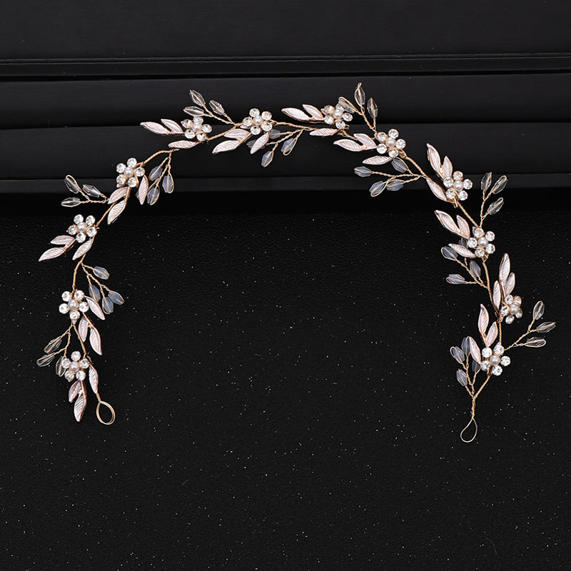 Luxuriöses Kristall Blumen Stirnband für Damen, eleganter Haarschmuck als Braut Accessoire, präsentiert auf einem Tisch.