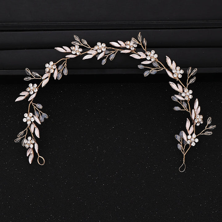 Luxuriöses Kristall Blumen Stirnband für Damen, eleganter Haarschmuck als Braut Accessoire, präsentiert auf einem Tisch.