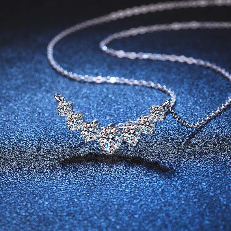 Elegante V-förmige Moissanit Halskette aus 925er Sterling Silber, getragen am Hals einer Dame. Luxuriöses Collier.