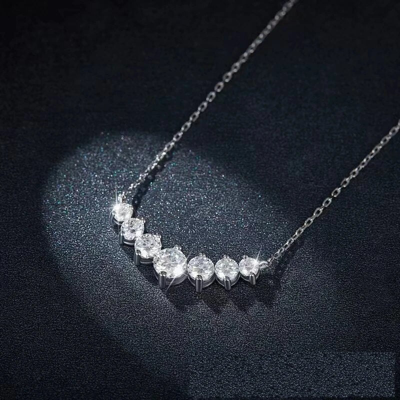 Luxuriöse V-förmige Moissanit-Halskette aus glänzendem 925er Silber. Funkelnder Damenschmuck, perfektes Accessoire.