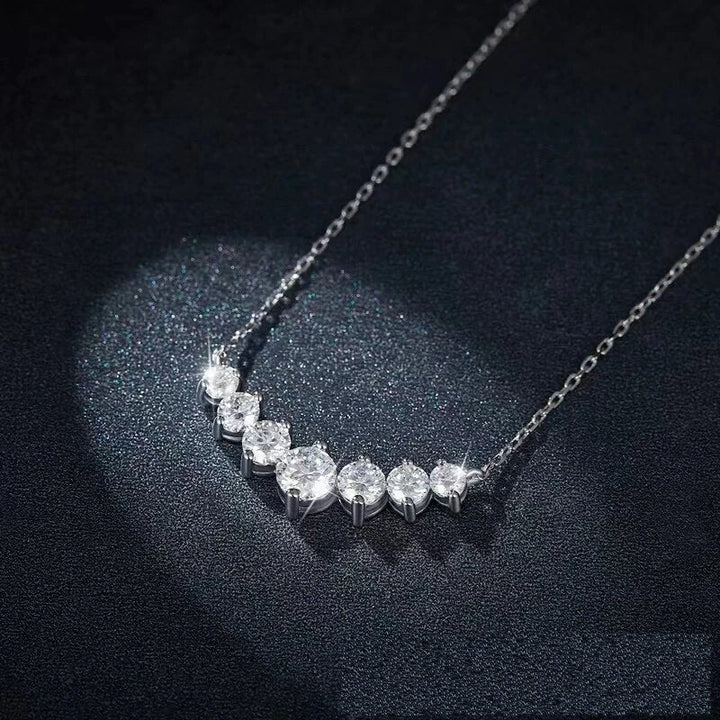 Luxuriöse V-förmige Moissanit-Halskette aus glänzendem 925er Silber. Funkelnder Damenschmuck, perfektes Accessoire.