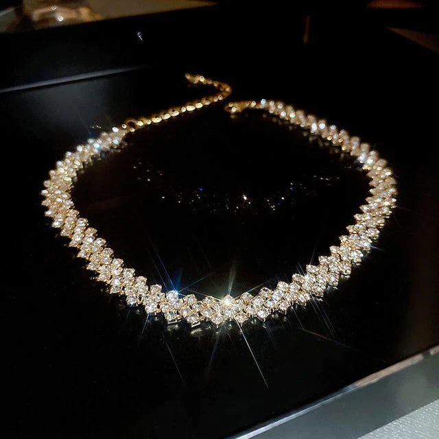 Goldene, geometrische Damen-Halskette mit funkelnden Strasssteinen. Elegantes Statement-Schmuckstück für Anlässe.