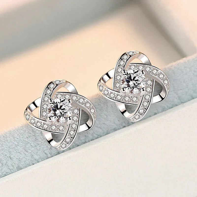 Funkelndes Liebesknoten Accessoire-Set: Halskette und Ohrringe für elegante Anlässe, mit Zirkonia.