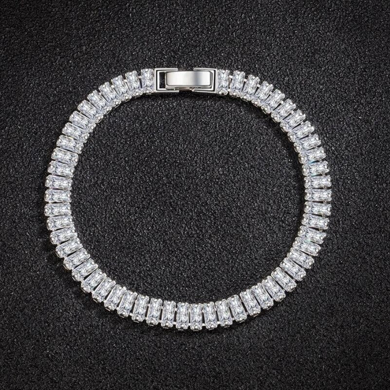 Detailansicht: Funkelndes Damenarmband aus hochwertigem 925er Silber mit eleganten Kristallen. Luxuriöser Damenschmuck.