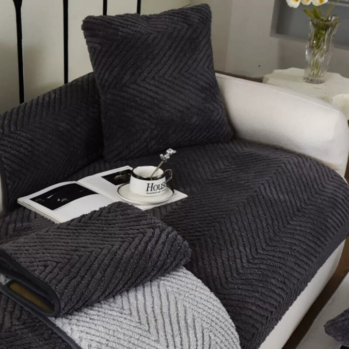 Rutschfester Plüsch-Sofabezug in Beige, verdickt und weich, schützt Ihre Couch zuverlässig vor Abnutzung.