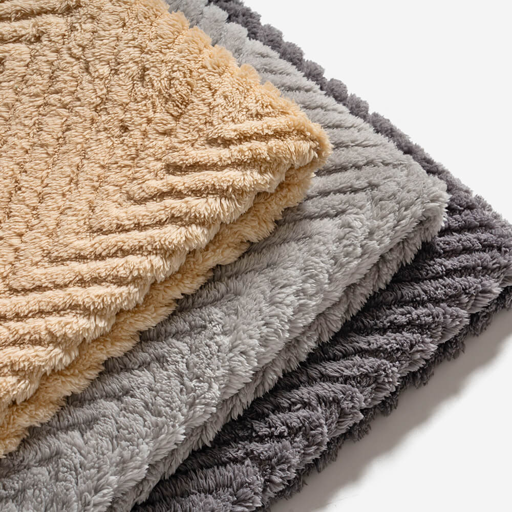 Eleganter, verdickter Plüsch-Couchbezug mit Fischgrätenmuster, beige, schafft Wärme und Gemütlichkeit im Winter.