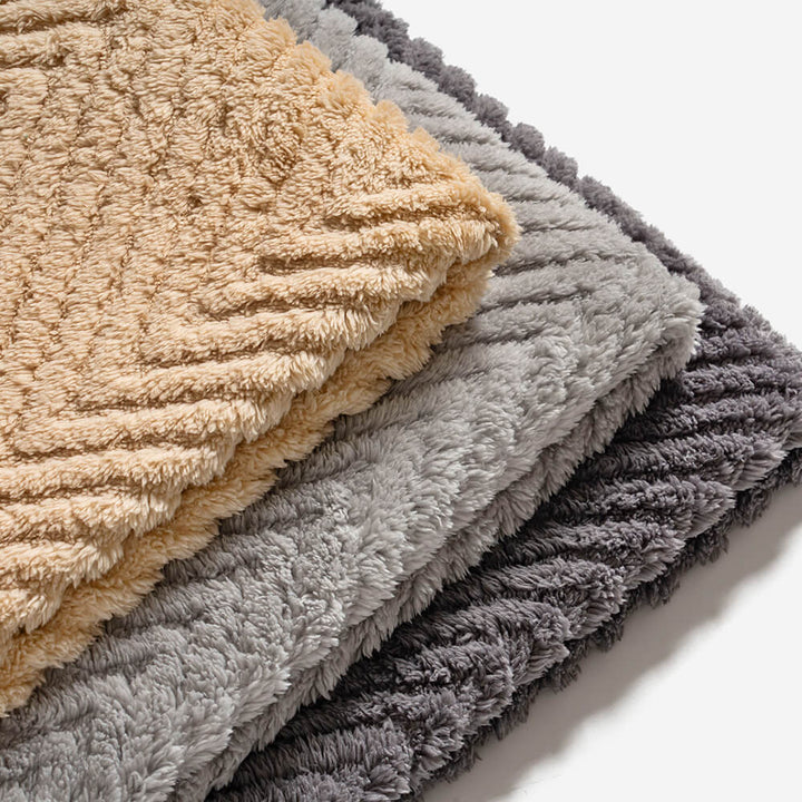 Eleganter, verdickter Plüsch-Couchbezug mit Fischgrätenmuster, beige, schafft Wärme und Gemütlichkeit im Winter.