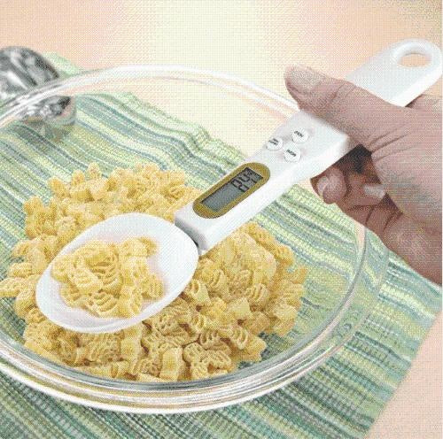 Hand hält digitale Löffelwaage zum präzisen Wiegen von Zutaten; kompakter Messlöffel & Kochhelfer für jede Küche.
