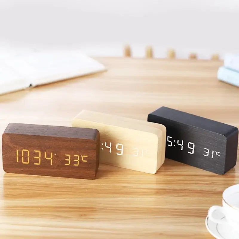 Eleganter Holz-Digitalwecker mit roter LED-Anzeige, ideal für Schreibtisch im Büro oder Nachttisch.