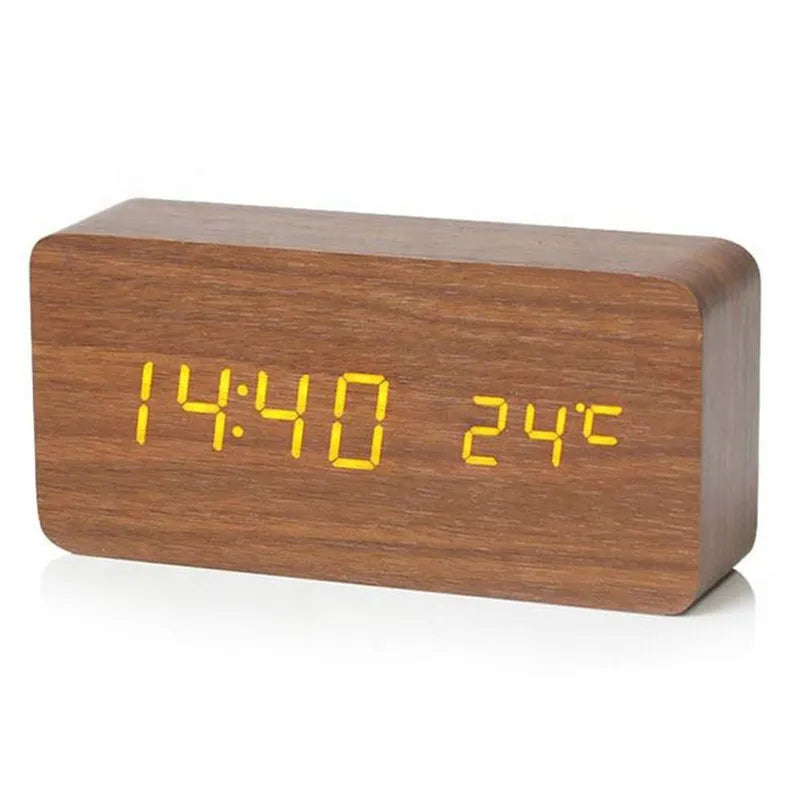 Lautloser Holz-LED-Wecker, ideal für ruhige Nächte im Schlafzimmer. Modernes Wohnaccessoire.