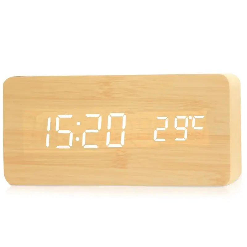 Seitliche Ansicht des Holz-Digitalweckers, zeigt die natürliche Holzmaserung. Modernes Schlafzimmer-Accessoire.