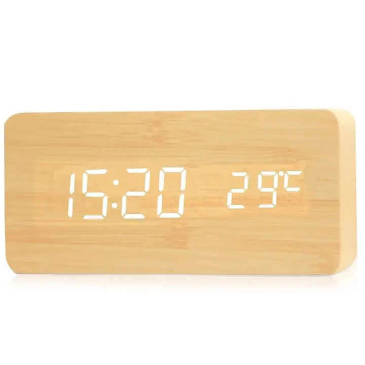 Seitliche Ansicht des Holz-Digitalweckers, zeigt die natürliche Holzmaserung. Modernes Schlafzimmer-Accessoire.