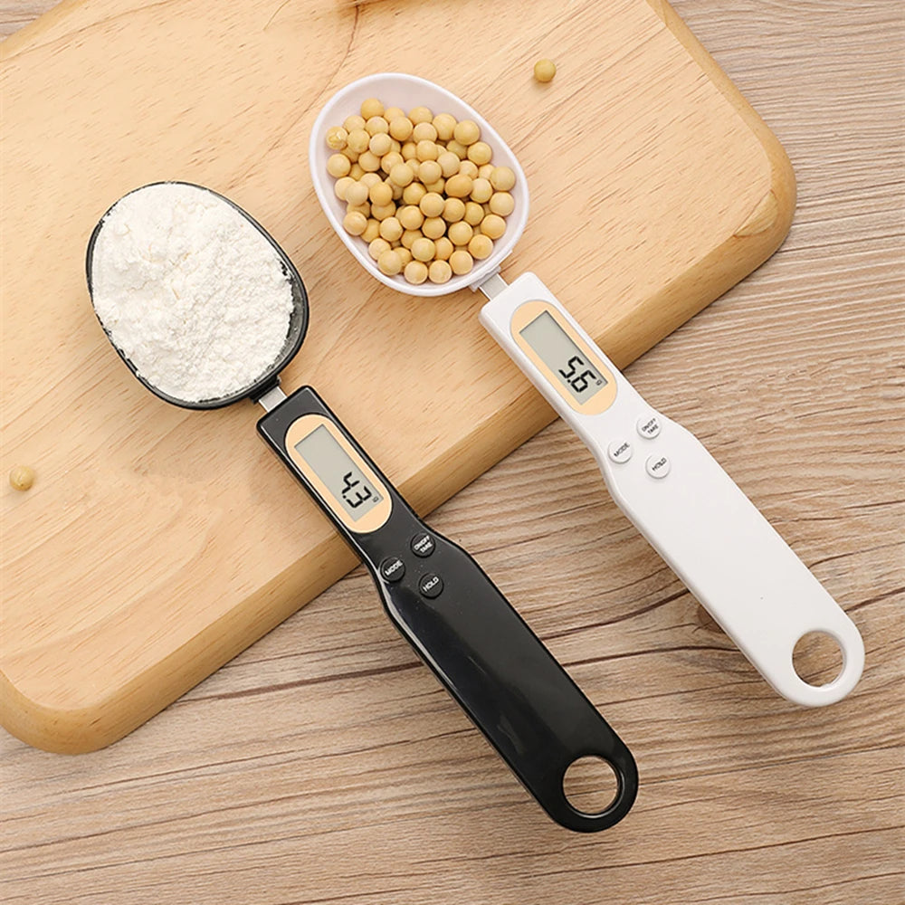 Praktischer digitaler Küchenhelfer: Messlöffel mit präziser Waage für exaktes Kochen und Backen.