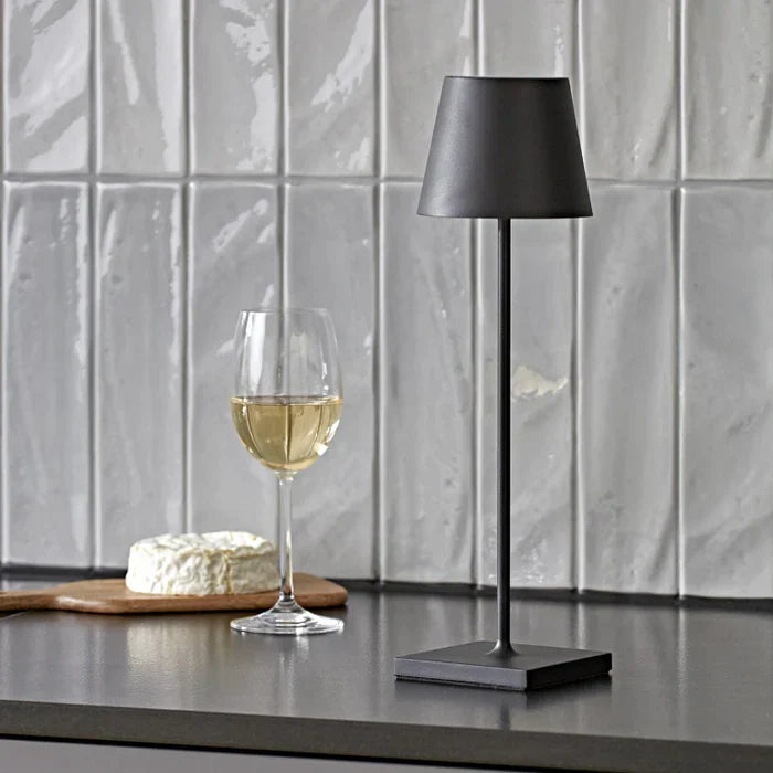 Lange, schlanke, dimmbare LED-Tischlampe, kabellos, modern, für Ambiente & Arbeitsplatz.