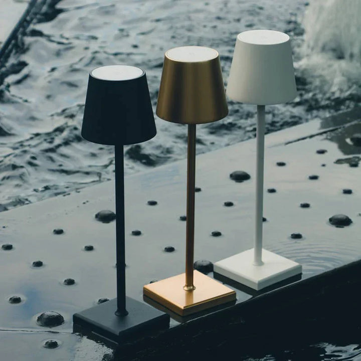 Moderne lange LED-Tischlampe, dimmbar, kabellos, USB-C, elegantes Aluminium für Innenräume.