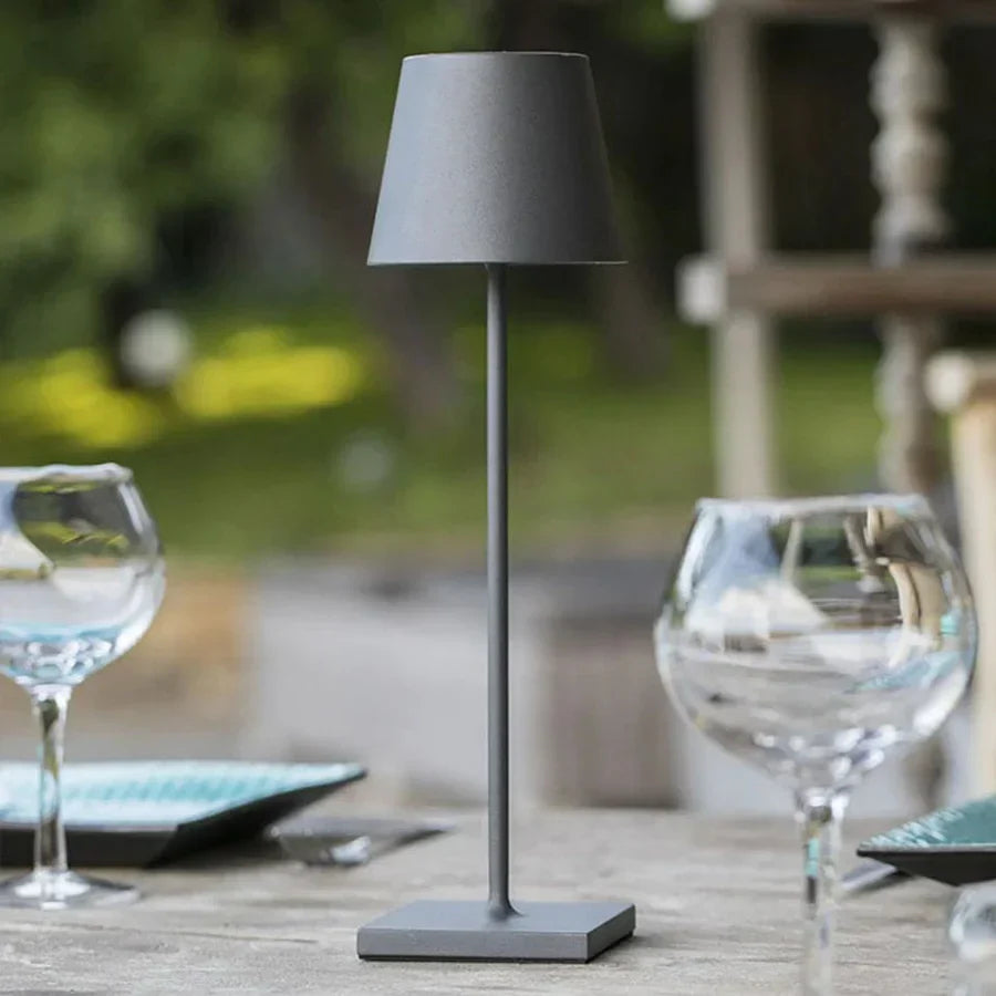 Elegante dimmbare LED-Schreibtischlampe, kabellos, USB-C, für modernes Arbeits- & Büroumfeld.
