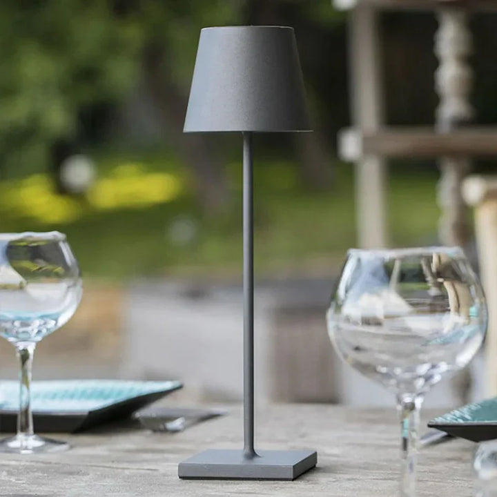 Elegante dimmbare LED-Schreibtischlampe, kabellos, USB-C, für modernes Arbeits- & Büroumfeld.