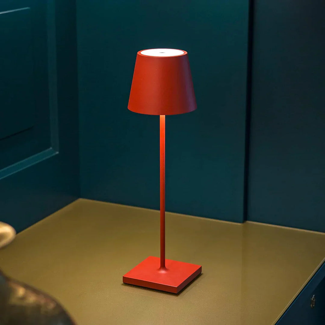 Kabellose dimmbare LED-Nachttischlampe aus Aluminium für warmes, gemütliches Schlafzimmerlicht.