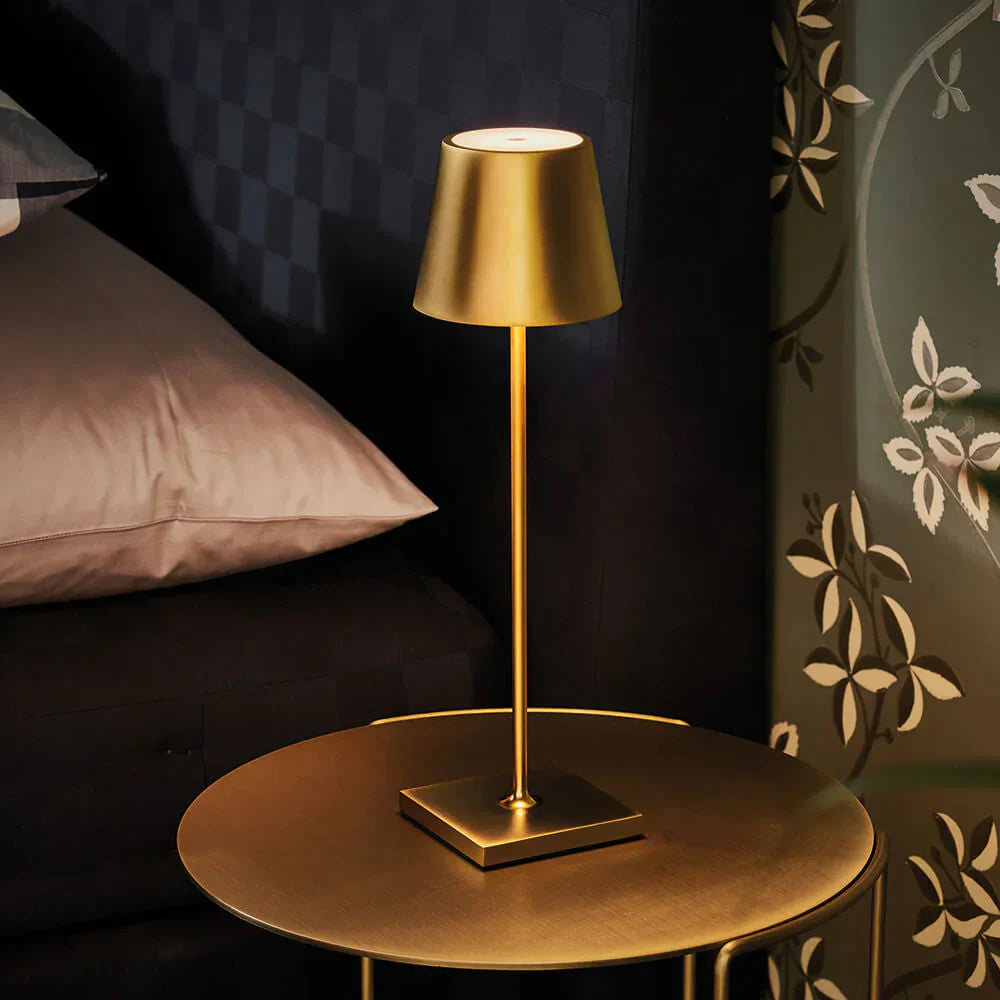 Minimalistische lange LED-Tischlampe, dimmbar, kabellos, modernes Design für stilvolles Ambiente.