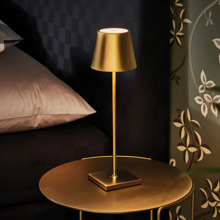 Minimalistische lange LED-Tischlampe, dimmbar, kabellos, modernes Design für stilvolles Ambiente.