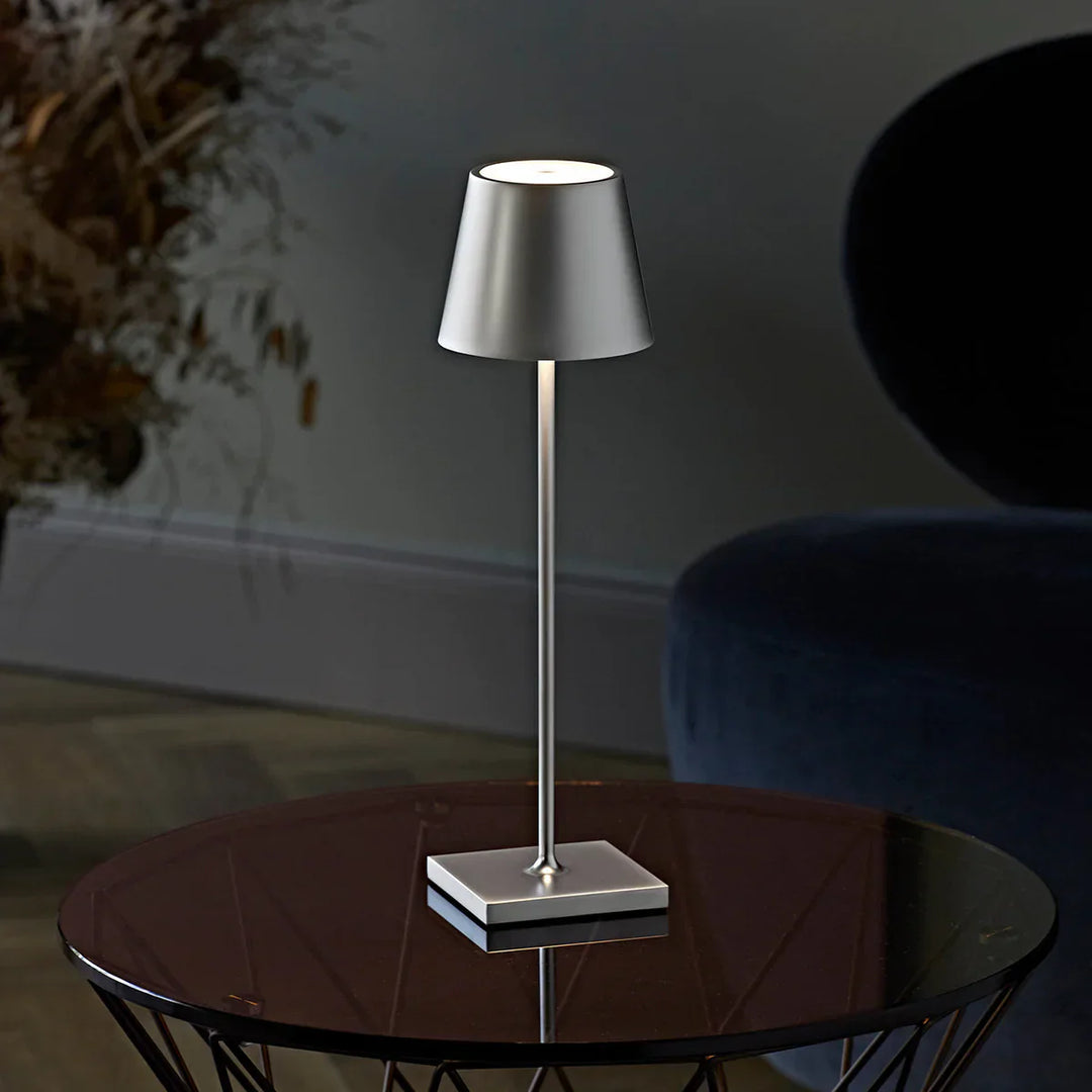 Stilvolle dimmbare LED-Tischlampe, kabellos, aus Aluminium für stimmungsvolles Wohnzimmer-Ambiente.