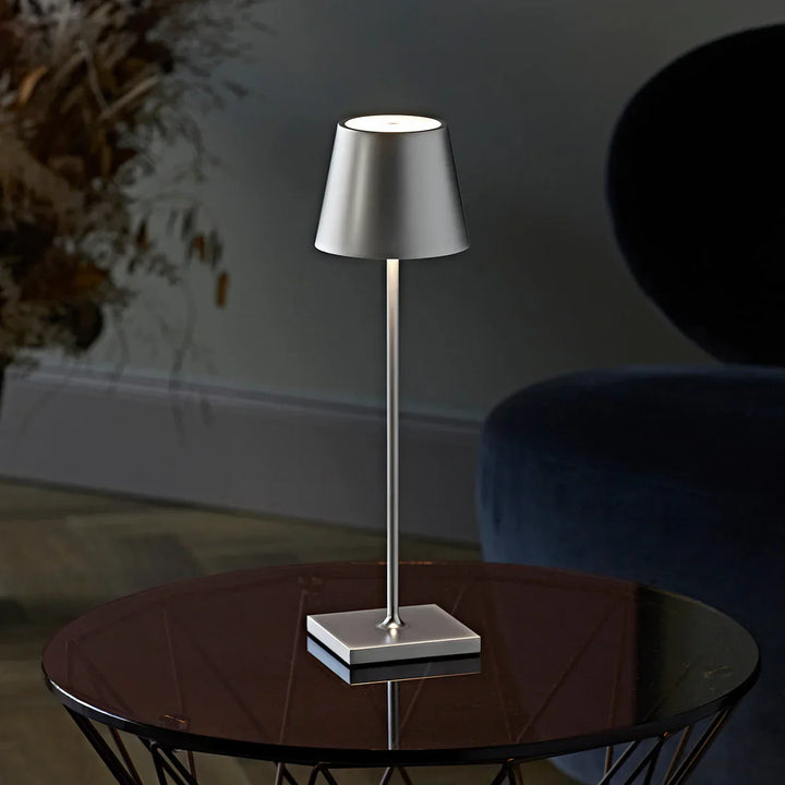 Stilvolle dimmbare LED-Tischlampe, kabellos, aus Aluminium für stimmungsvolles Wohnzimmer-Ambiente.