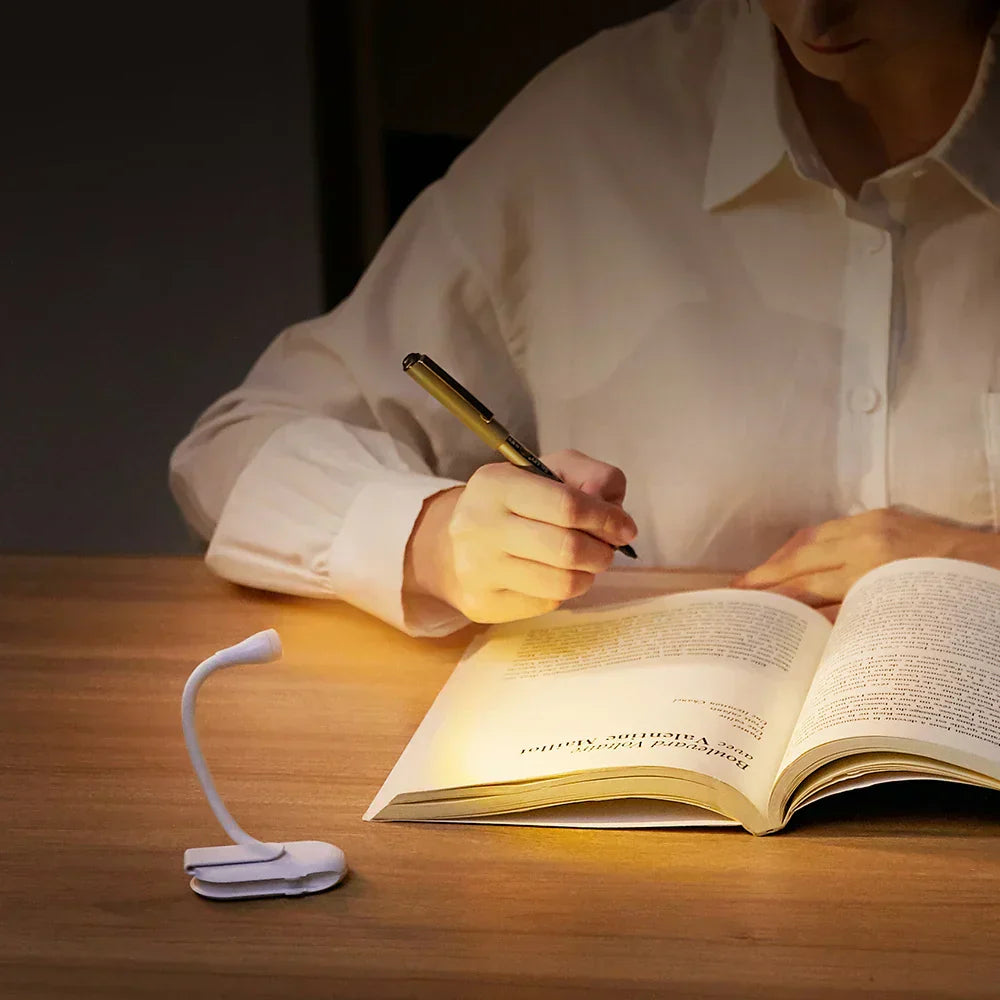 Tragbare LED Leselampe mit USB-Ladefunktion und stabilem Clip. Perfekt für Reisen, Camping & flexibles Arbeiten.