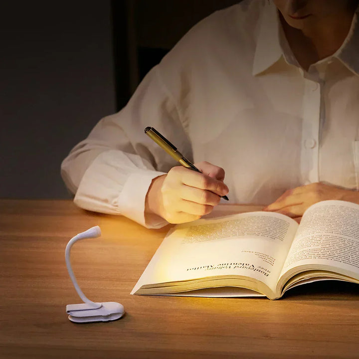 Tragbare LED Leselampe mit USB-Ladefunktion und stabilem Clip. Perfekt für Reisen, Camping & flexibles Arbeiten.