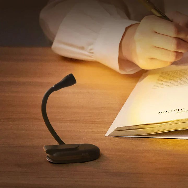 Flexible LED Buchlampe mit Clip, dimmbar für augenfreundliches Lesen im Bett oder unterwegs. Komfortabel & praktisch.