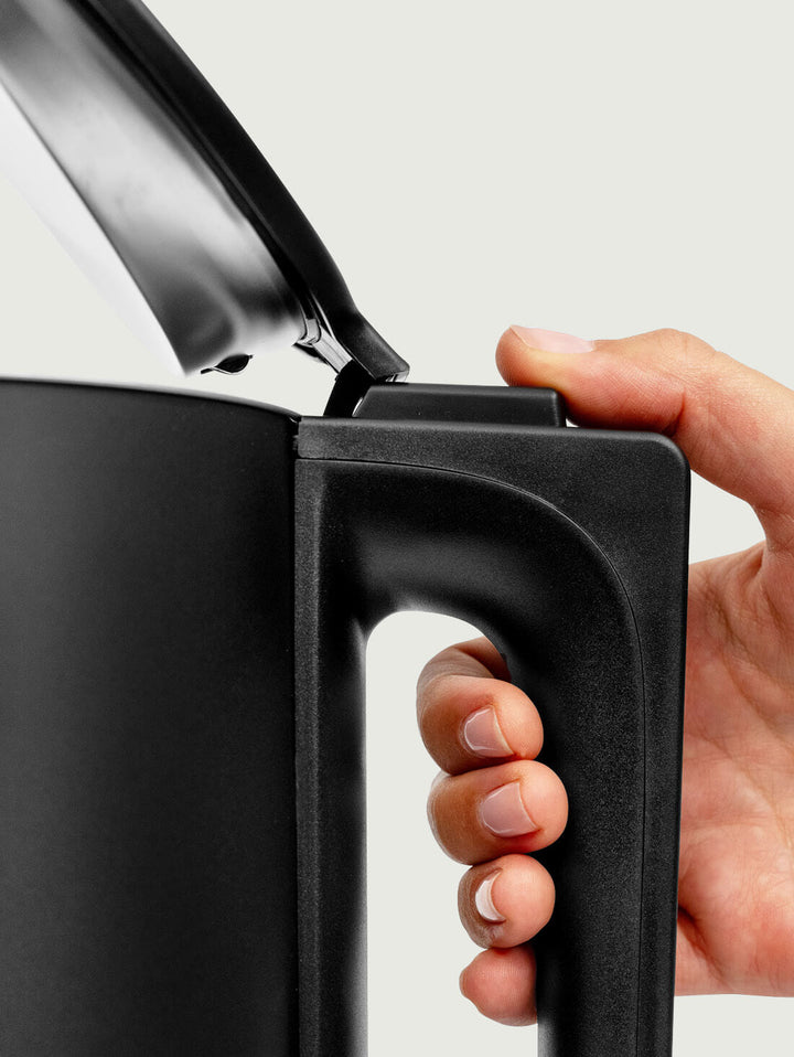 Sicherer doppelwandiger 1,5L Edelstahl-Wasserkocher mit Isolierung für kühles Gehäuse und effizientes Heißwasser.