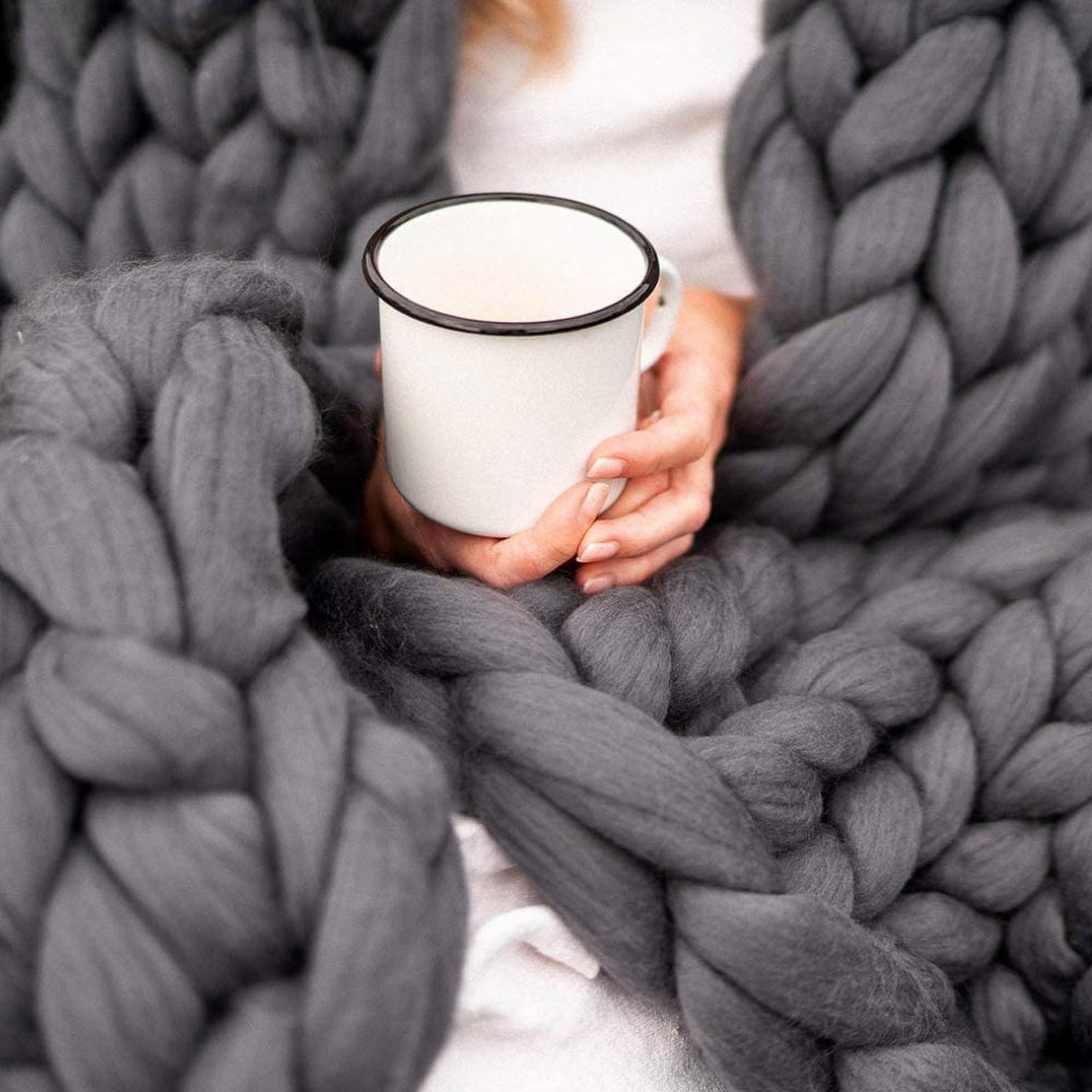DIY Chunky XL Wollgarn in einem Korb, bereit für dein nächstes Strick- oder Bastelprojekt einer Kuscheldecke.