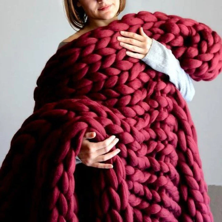 Fertige, handgestrickte Kuscheldecke aus weichem DIY Chunky XL Wollgarn. Ein gemütliches Wohnaccessoire.