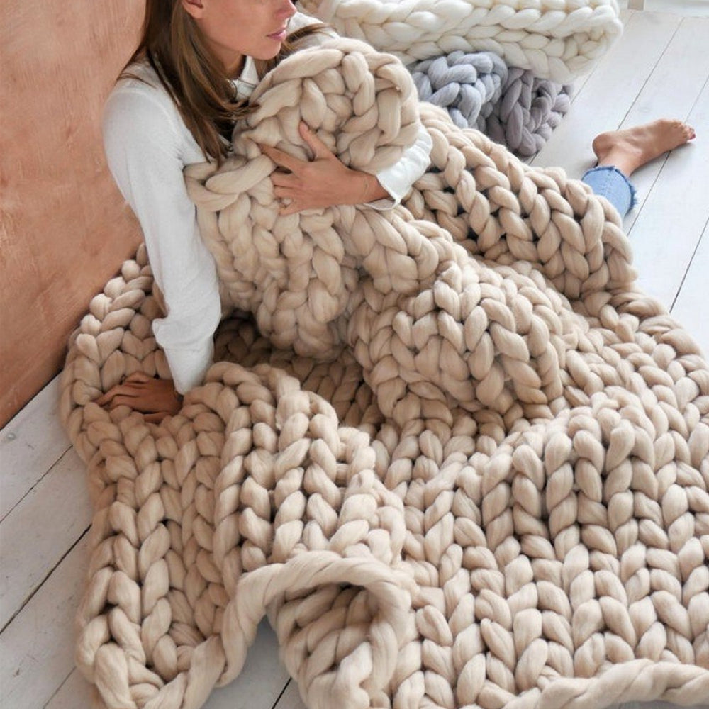 Großes Knäuel DIY Chunky XL Wollgarn 1000g auf Holztisch, bereit zum Stricken von Decken oder Kissen.