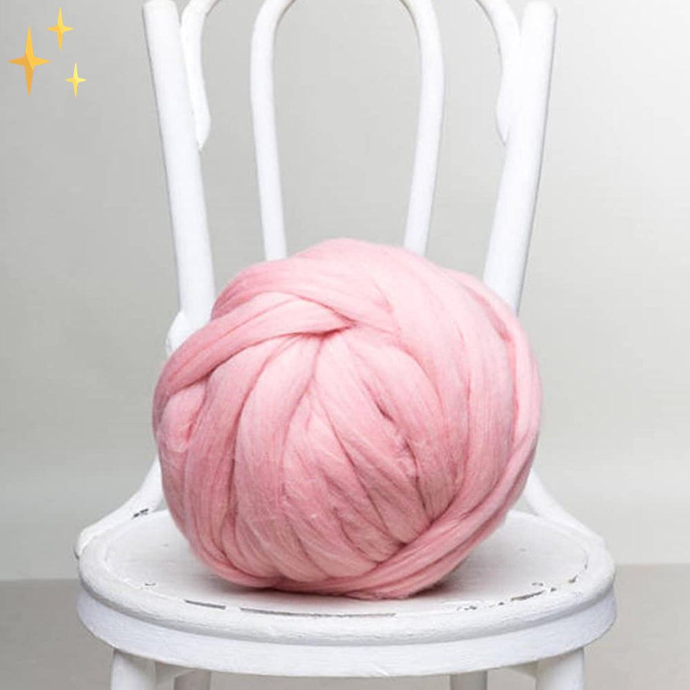 Dickes DIY Chunky XL Wollgarn entrollt sich, perfekt für voluminöse Strickprojekte wie Decken und Kissen.