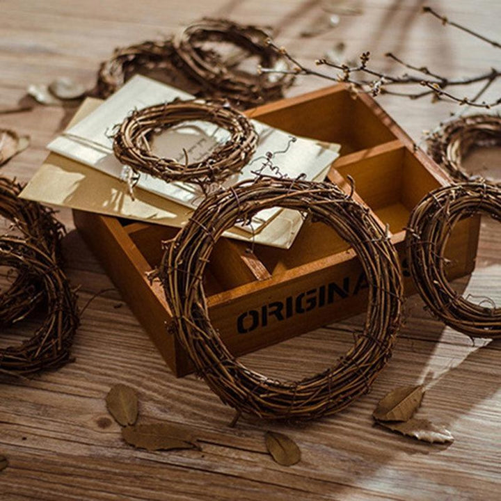 DIY Osterkranz zum Selbstgestalten aus Stroh, in verschiedenen Größen. Ideal für Frühlings- und Osterdeko.