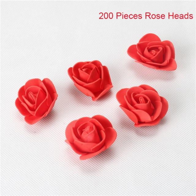 Handgemachter Rosenbär mit detailreichen roten Rosen, ideal als Liebesgeschenk zum Valentinstag.