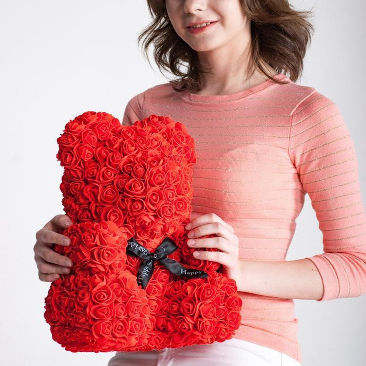 Handgemachter Rosenbär als Geschenk. Bastelset mit Rosen für einen ewigen Liebesbeweis, personalisiert.