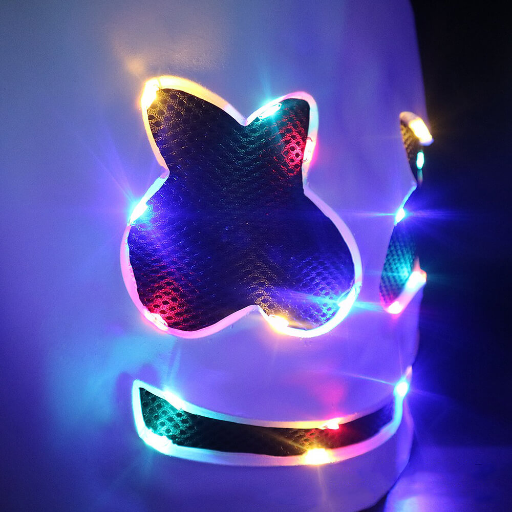 DJ Kostüm Set mit LED-Helm an einem Model, dynamisch posierend für Festival- oder Party-Auftritte.