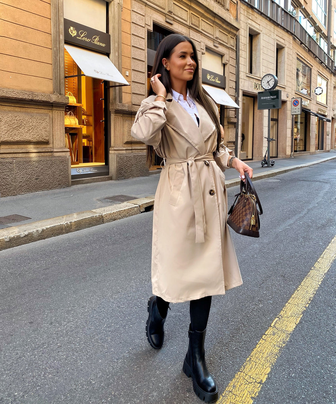 Damen Trenchcoat in Beige, klassisch geschnitten, für Frühling & Herbst.