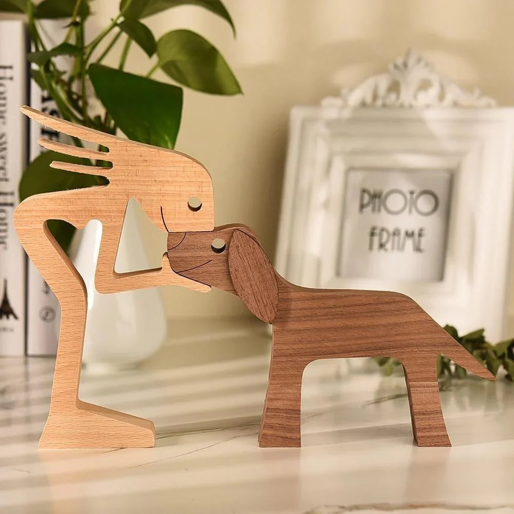 Minimalistische handgeschnitzte Holz-Hundestatue, ausdrucksstarke Tierfigur für moderne Interieurs und Liebhaber.