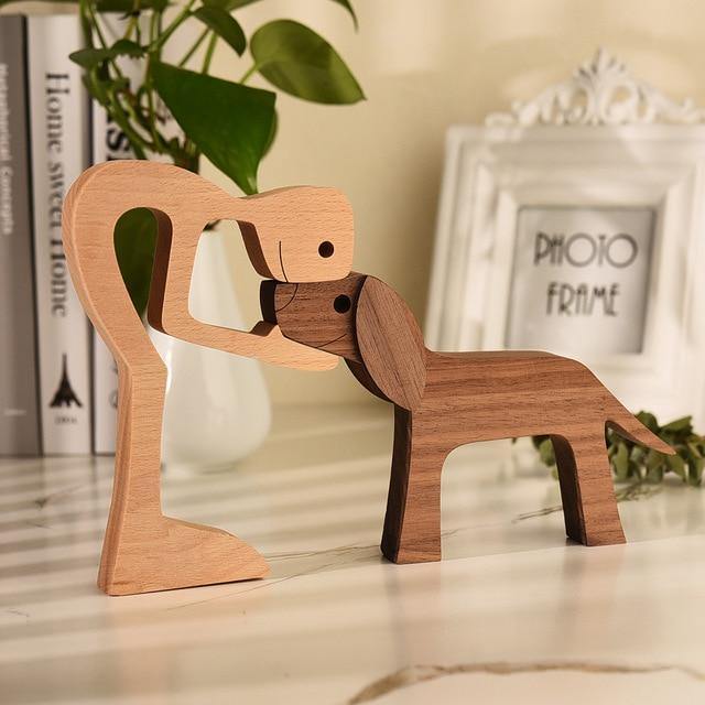 Detailreiche, handgeschnitzte Holzskulptur eines Hundes, einzigartige Geschenkidee für Hundeliebhaber & Deko.