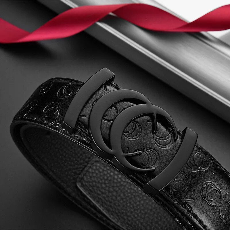Eleganter Unisex Gürtel aus langlebigem Material, featuring eine glänzende Doppel-C-Schnalle. Für einen luxuriösen Stil.
