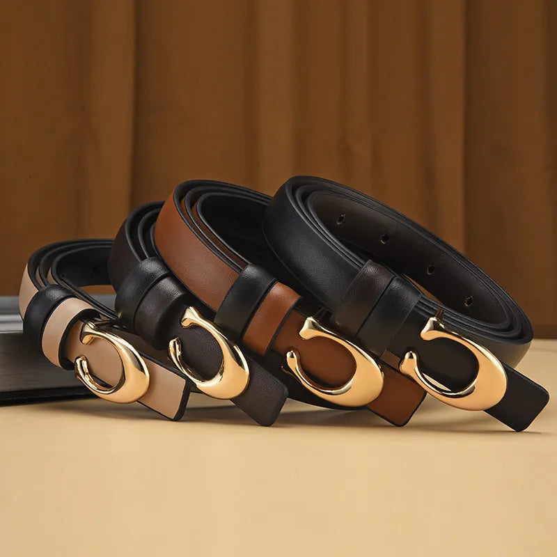 Klassischer, dünner Unisex Gürtel mit C-Schnalle. Ein elegantes, doppelseitiges Mode-Accessoire, passend für alle.