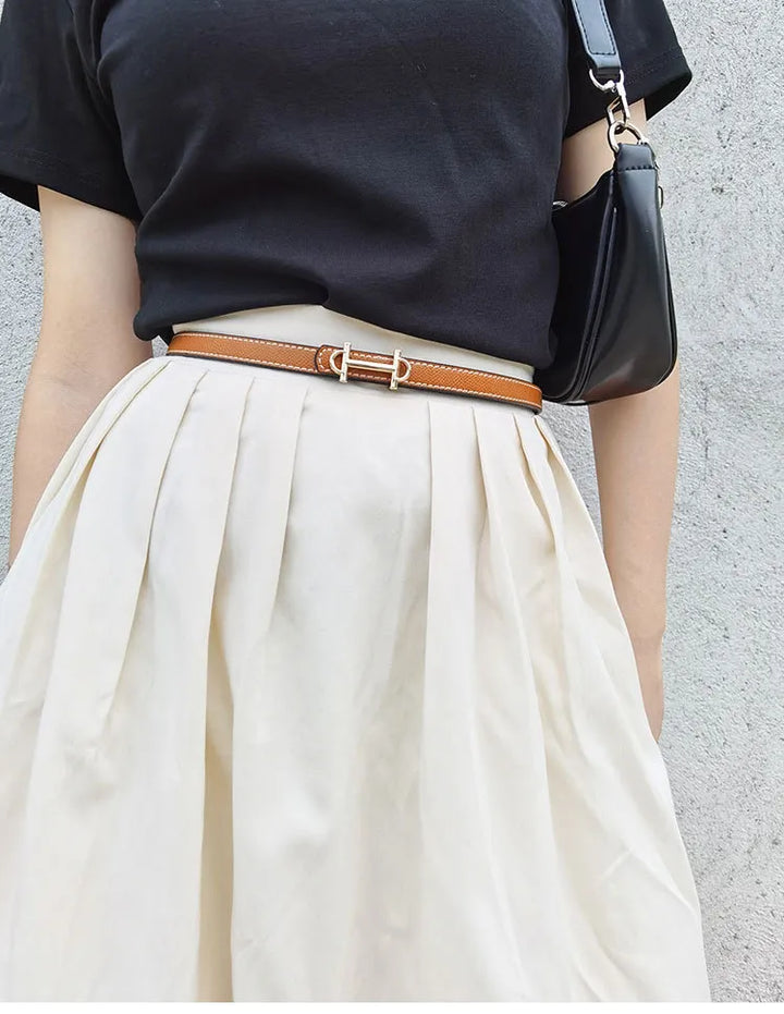 Zeitloser Unisex Wendegürtel mit markanter H-Schnalle; ergänzt elegant Business- und Freizeit-Outfits.
