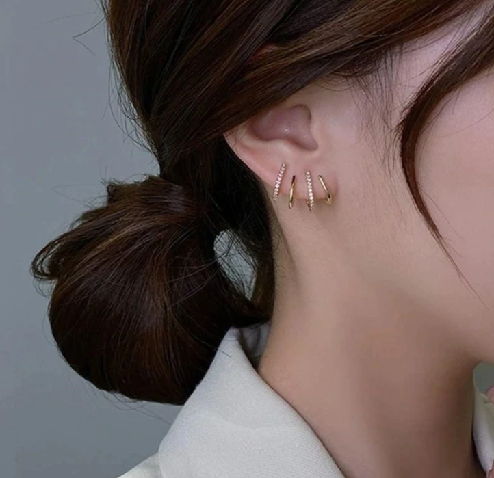 Glamouröses Set vergoldeter Damen Creolen, elegant und stapelbar für vielseitige Styles.