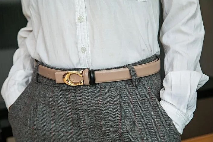 Doppelseitiger, dünner Unisex Gürtel mit C-Schnalle. Elegantes und vielseitiges Mode-Accessoire für stilvolle Looks.