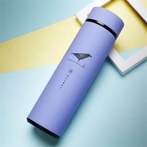 Edelstahl-Thermoskanne 500ml. Langlebige Reiseflasche für Sport, Büro und Outdoor. Hält lange warm oder kalt.