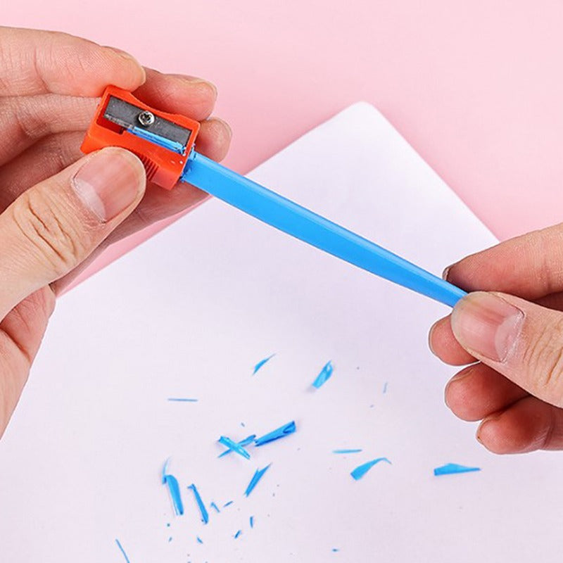 Glückliches Kind malt mit wischfesten Farbstiften auf Papier, sauber & fleckenfrei. Ideales Kinderspielzeug.