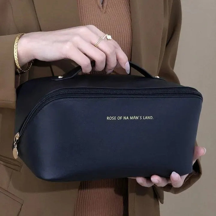 Damen Reise Kosmetiktasche gefüllt mit Beauty-Produkten, übersichtlicher Make-up Organizer.