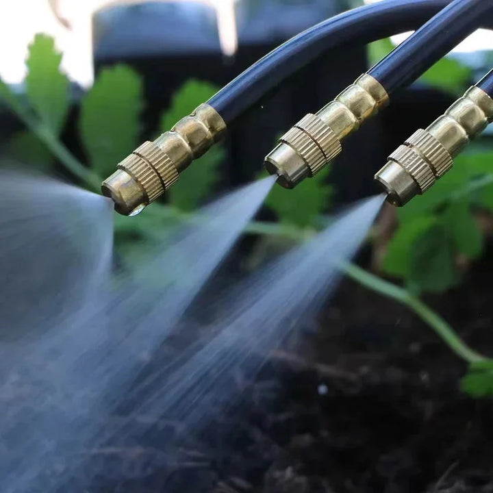 Garten Nebelsystem bewässert sanft empfindliche Pflanzen und Blumen im Garten, fördert gesunde Pflanzenpflege.
